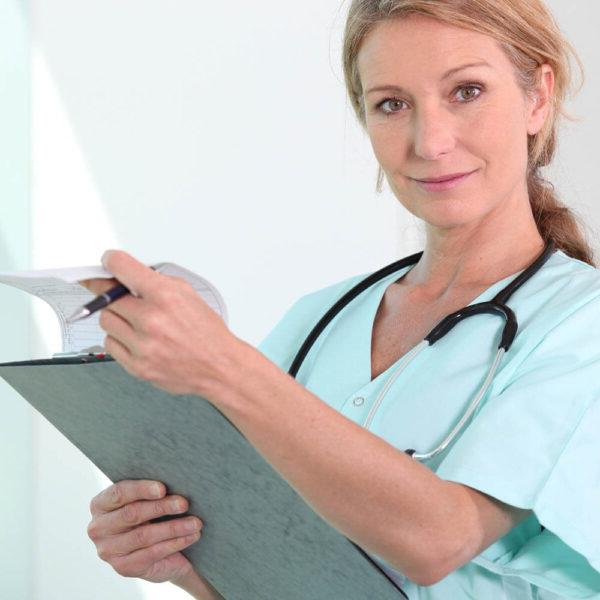 一位女护士正在查看病历
