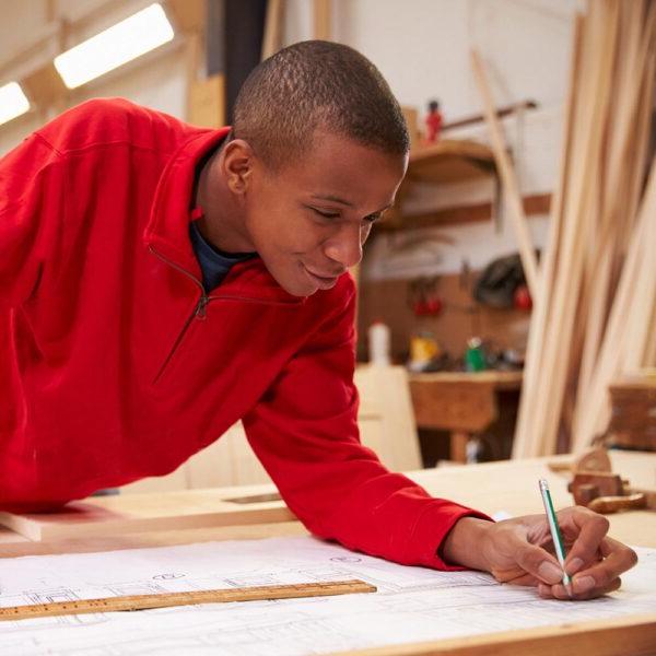 一个年轻的黑人男性正在做建筑布局